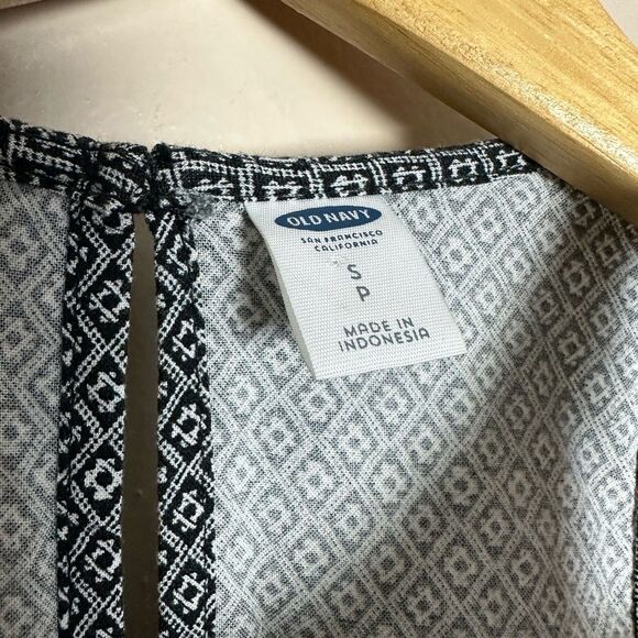 CLEARANCE! Black/White Old Navy Flowy Tank Size S EUC - Picture 5 of 5